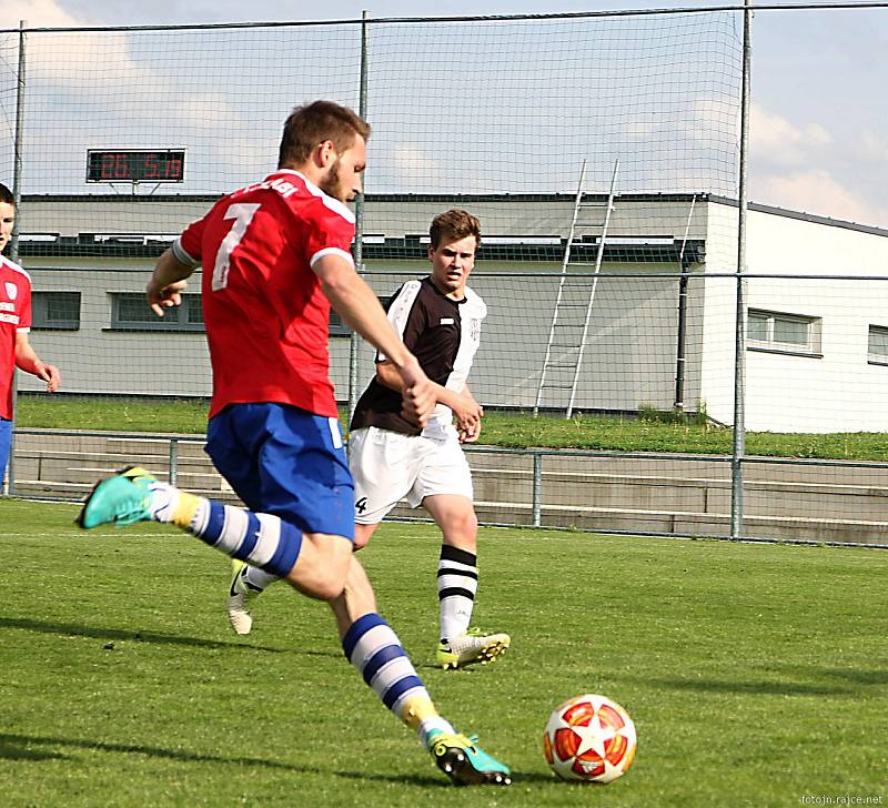 Dva slepené góly rozhodly zajímavý souboj vrchlabské rezervy (červené dresy) se Sokolem Bílá Třemešná (2:0).