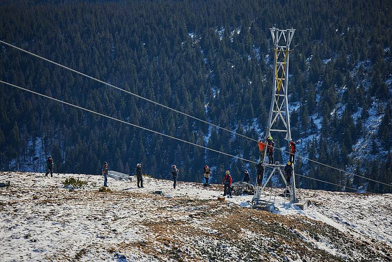 Vrtulník odstranil z lanovky na Sněžku jednu z podpěr ze vrcholové části. Další se rozebrala a zvýšila téměř o tři metry.