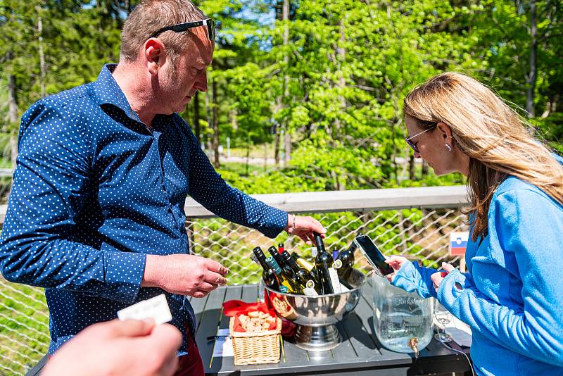 Vinná Stezka. Na krkonošské turistické atrakci ochutnávali návštěvníci tuzemská i zahraniční vína.