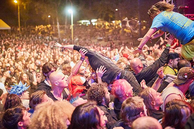 Hudební a sexuální show při festivalu Obscene Extreme v Trutnově.