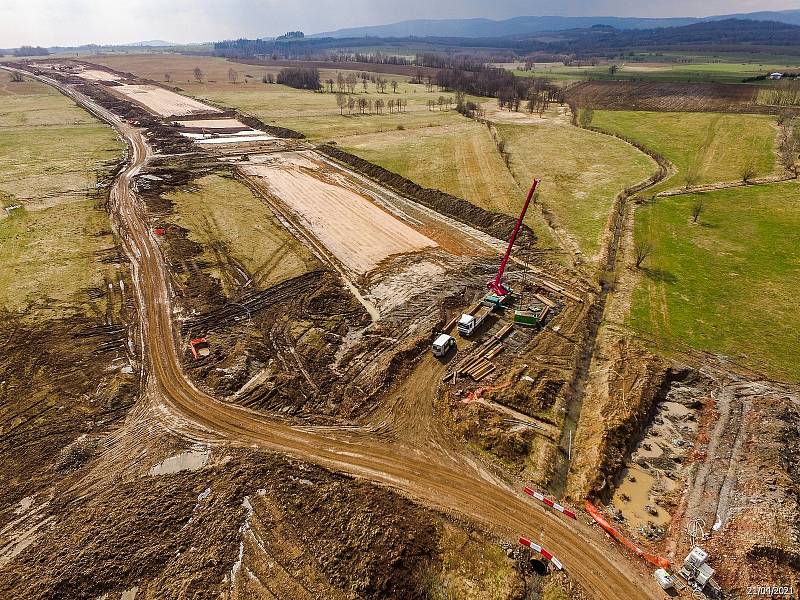 Výstavba úseku rychlostní silnice S3 v Polsku u města Lubawka.