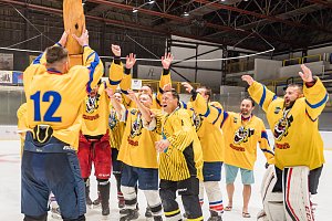 Amatérský turnaj v ledním hokeji Krakonoš Brewery Cup psal dvanáctý díl. Vítěznou sochu si tentokrát z Trutnova odvezli hronovští Klauni.