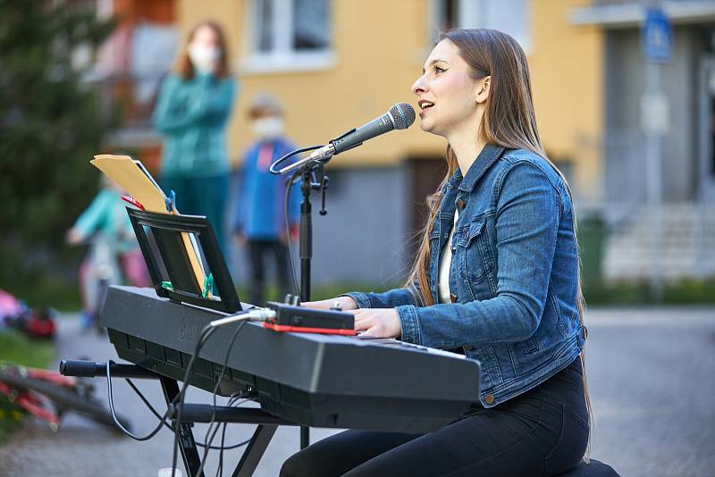 Loňská finalistka českého národního kola na Eurovision Song Contest Barbora Mochowa při vystoupení na Zelené Louce