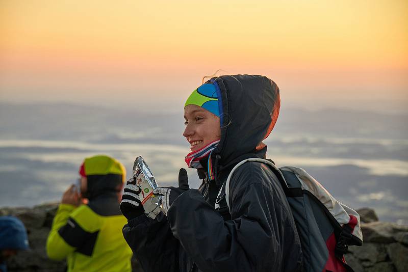 Čtyřiačtyřicátý ročník nočního výstupu z Dolní Kalné na Sněžku za východem Slunce absolvovalo 585 účastníků.