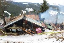 Shořela. Oblíbenou horskou chatu trutnovské základní školy kpt. Jaroše zničil požár 15. prosince 2019.