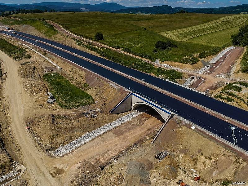 Výstavba polské rychlostní silnice S3 u českých hranic v červnu 2022.