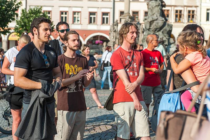 Protest proti Andreji Babišovi v Trutnově na Krakonošově náměstí.