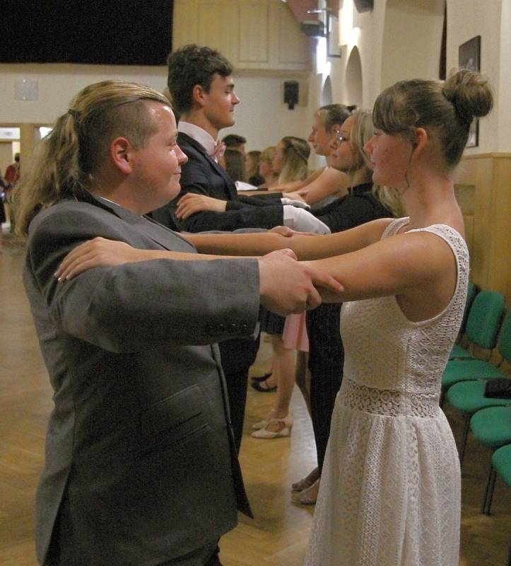 Kurz tance a společenského chování v Kulturním domě Střelnice ve Vrchlabí pod vedením Romana Konopáska a jeho taneční partnerky.