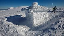 Slunečný víkend přilákal na hřebeny Krkonoš tisíce turistů, do terénu vyrazila řada skialpinistů.