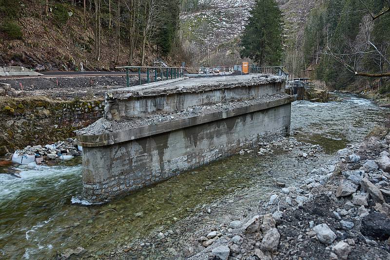 Královéhradecký kraj bourá tři mosty v Temném Dole ve východních Krkonoších na silnici mezi Horním Maršovem a Pecí pod Sněžkou, postaví místo nich nové.