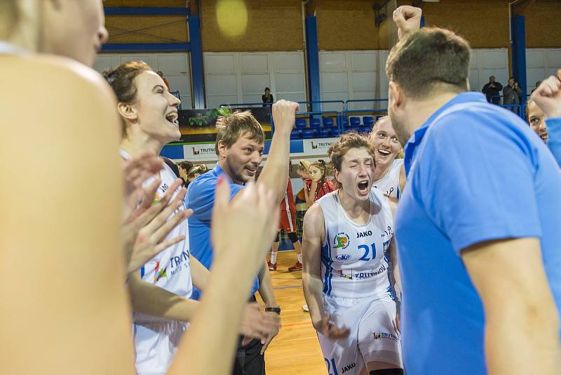 Velká radost po velkém vítězství. Basketbalistky Trutnova vyhrály nad Nymburkem 82:79 po trojce Kateřiny Kozumplíkové v poslední vteřině zápasu.