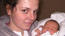 ANNA KUCHAŘOVÁ se narodila 6. října ve 12.21 hodin rodičům Daniele a Vítovi. Vážila 3,55 kilogramu a měřila 51 centimetrů. Rodina bydlí v Praze.