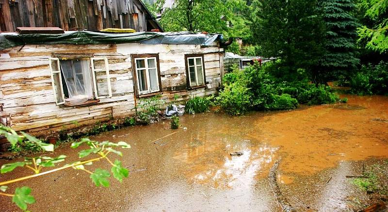 Zaječí potok v Markoušovicích u Velkých Svatoňovic se ve čtvrtek po prudké bouřce vylil z břehů a zaplavil část obce.