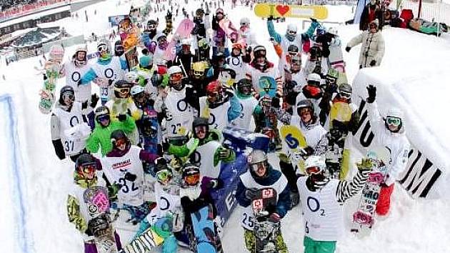 SNOWBOARDOVÉ NADĚJE. Účastníci závěrečného závodu snowboardové série O2 Rookie Cup, která je určená jezdcům do 18 let.