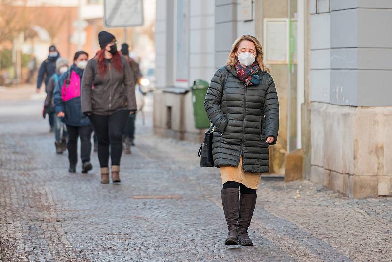 Trutnov ve čtvrtek 25. února. Lidé mají povinnost nosit na frekventovaných místech respirátory nebo dvě chirurgické roušky.