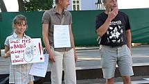 Z úterních protestů proti Andreji Babišovi ve Vrchlabí.