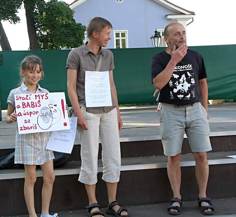 Z úterních protestů proti Andreji Babišovi ve Vrchlabí.