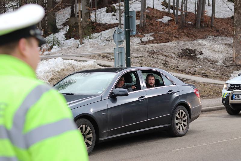 Policisté a pořadatelé řídí dopravu do dějiště Světového poháru ve Špindlerově Mlýně, kam se vydalo bezmála deset tisíc diváků.