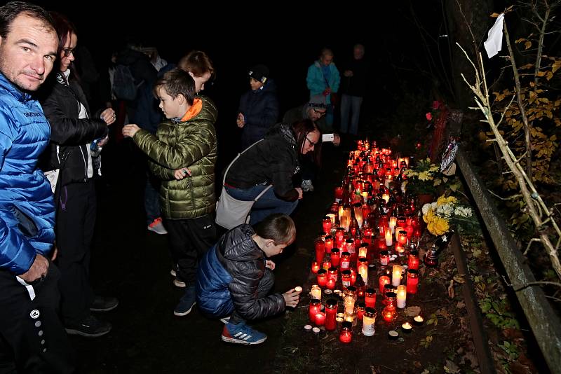 Celou neděli desítky lidí zapalovaly svíčky u chalupy Václava Havla na Hrádečku ve Vlčicích.