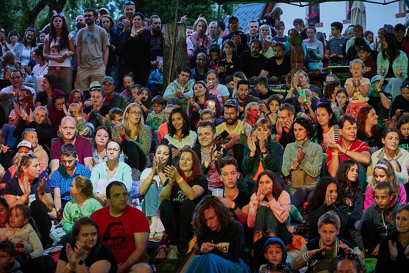 Koncert písničkáře Pokáče zahájil Kulturní léto na Štěrbově vile na Přehradě Les Království.