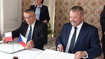 Zatímco polská strana přivede dálnici k hranicím už v roce 2023, Češi budou pomalejší. Přáním ministra Dana Ťoka je maximálně tříletý skluz. Řekl to na pondělním jednání politických špiček ve Dvoře Králové nad Labem.