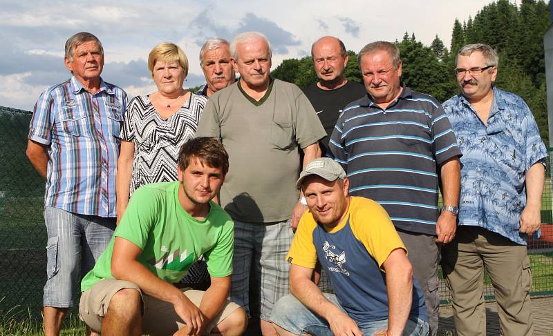 Společný snímek - zleva nahoře: Jaroslav Matouš, Eliška Matoušová, Jan Romančák, Otakar Jón, Klaus Püschel, Karel Kábrt, Zdeněk Jón a v pokleku Martin Bednář & Tomáš Otradovský.