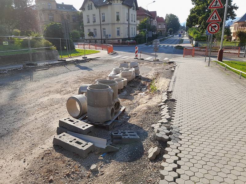 Stavba kruhového objezdu v Trutnově v Pražské ulici pokročila.
