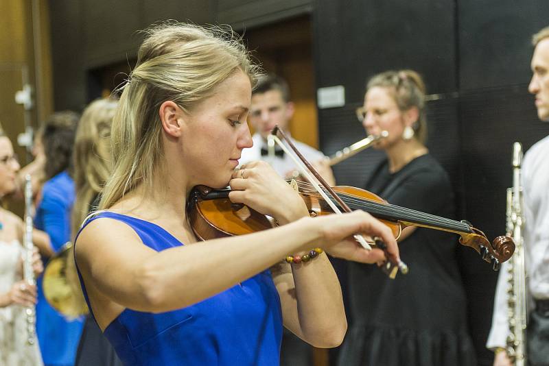 Police Symphony Orchestra vyprodala trutnovské Uffo.