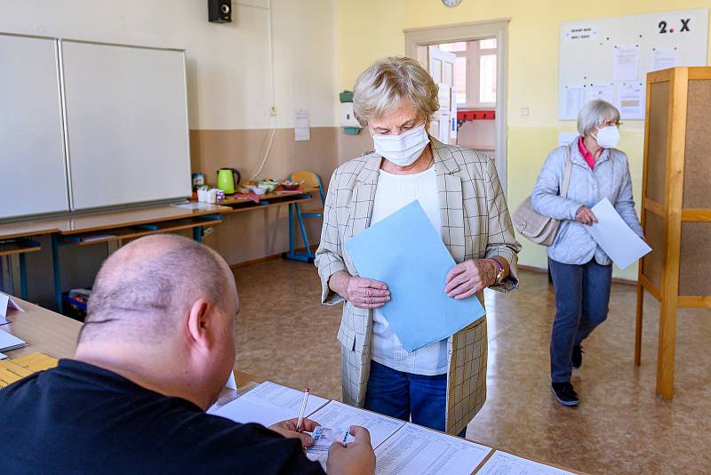 V Trutnově začaly v pátek ve 14 hodin volby do Poslanecké sněmovny.