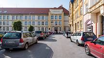 V budově trutnovského gymnázia patří hned tři učebny volebním místnostem. Volí v nich lidé z padesáti trutnovských ulic.