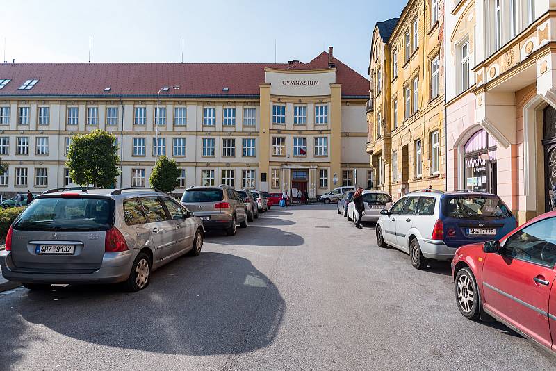 V budově trutnovského gymnázia patří hned tři učebny volebním místnostem. Volí v nich lidé z padesáti trutnovských ulic.