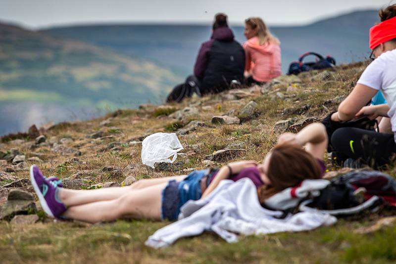 S vysokou návštěvností nejvyšší hory České republiky se pojí i problémy. Stovky turistů porušují zákaz vstupu a piknikují hned za cedulemi se zákazem.