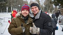 Slavný hokejový brankář Dominik Hašek (vpravo) s režisérem filmu Danem Pánkem při začátku natáčení filmu Děti Nagana v krkonošské Malé Úpě.