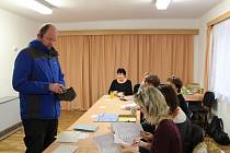 V Horní Kalné na Trutnovsku má volební komise kompletně dámské složení. Voliče viditelně znejistěl souběh prezidentských a senátních voleb a skutečnost, že hlasovací lístky vkládají pro oboje volby do jedné společné obálky.