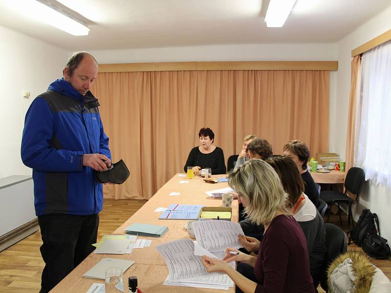 V Horní Kalné na Trutnovsku má volební komise kompletně dámské složení. Voliče viditelně znejistěl souběh prezidentských a senátních voleb a skutečnost, že hlasovací lístky vkládají pro oboje volby do jedné společné obálky.