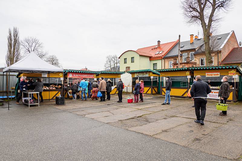 Lidé mohli v sobotu konečně vyrazit na farmářské trhy v Poříčí.