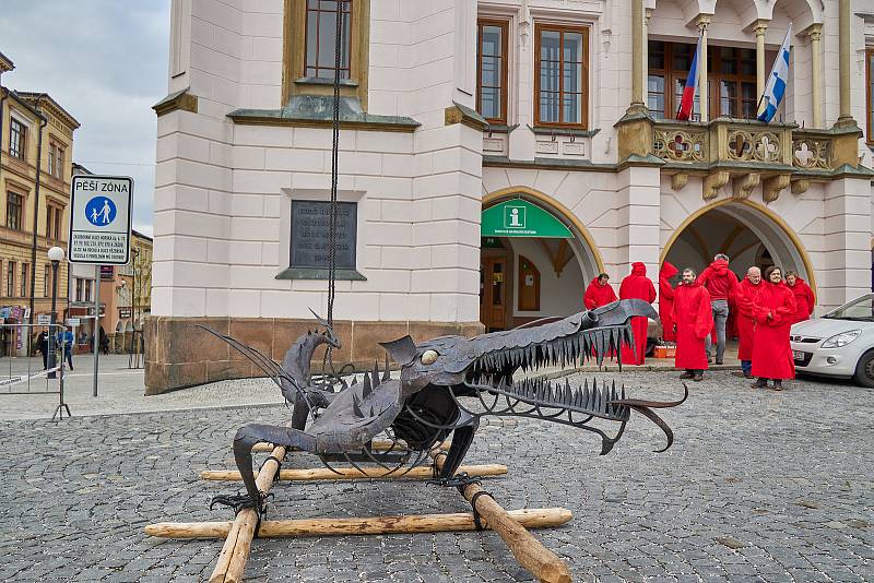 Trutnovský drak byl v sobotu vyzdvižen na věž Staré radnice na Krakonošově náměstí.