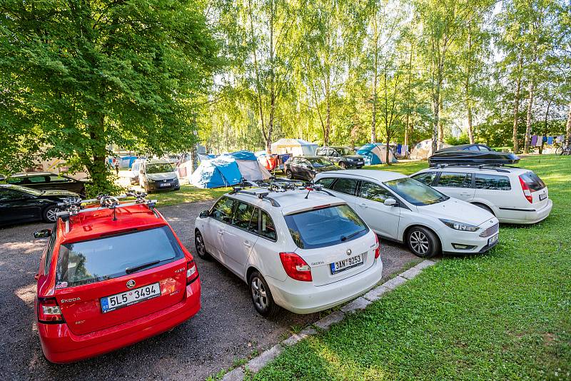 Trutnovský kemp Dolce obsadilo na prodloužený červencový víkend osmdesát stanů a čtyřicet karavanů.