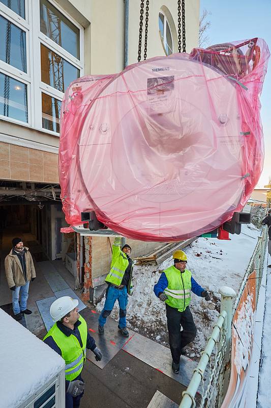 Pečlivá manipulace byla potřeba k umístění šest tun vážícího hlavního dílu magnetické rezonance do trutnovské nemocnice.