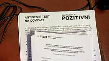 Na Trutnovsku v úterý začala pomáhat s testováním armáda. Mobilní odběrový tým například přijel na dobrovolné testování do Malých Svatoňovic.