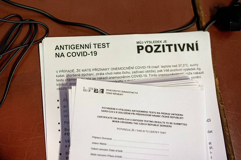 Na Trutnovsku v úterý začala pomáhat s testováním armáda. Mobilní odběrový tým například přijel na dobrovolné testování do Malých Svatoňovic.