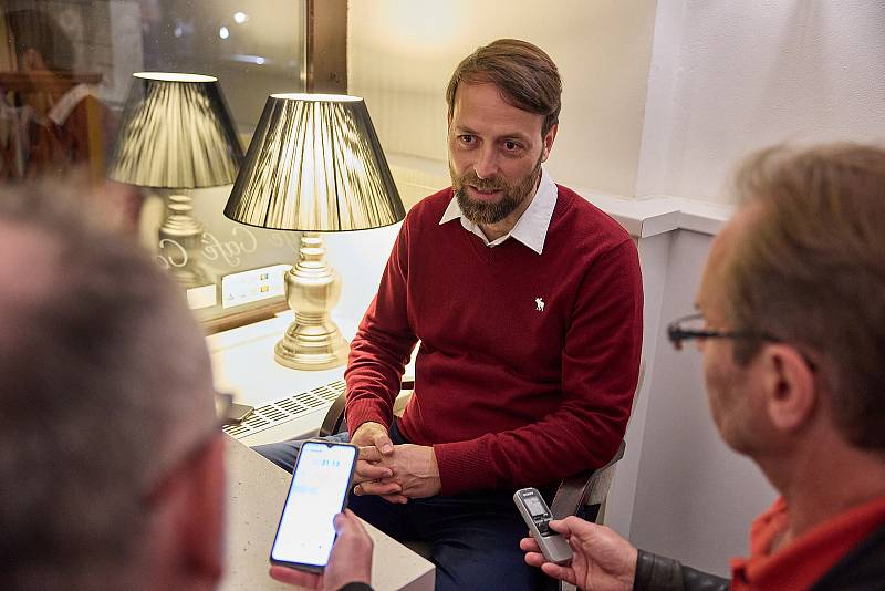 Lídr vítězné strany ODS v komunálních volbách 2022 Michal Rosa v rozhovoru s novináři po oznámení výsledků.