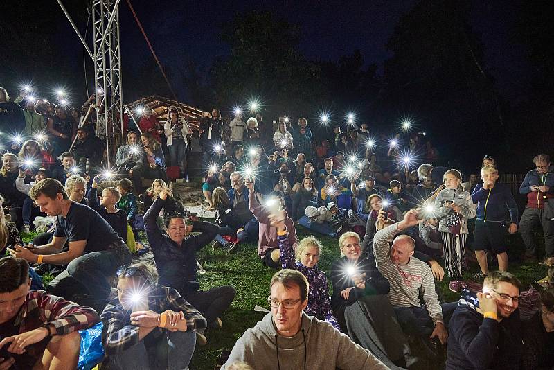 Koncert písničkáře Pokáče zahájil Kulturní léto na Štěrbově vile na Přehradě Les Království.