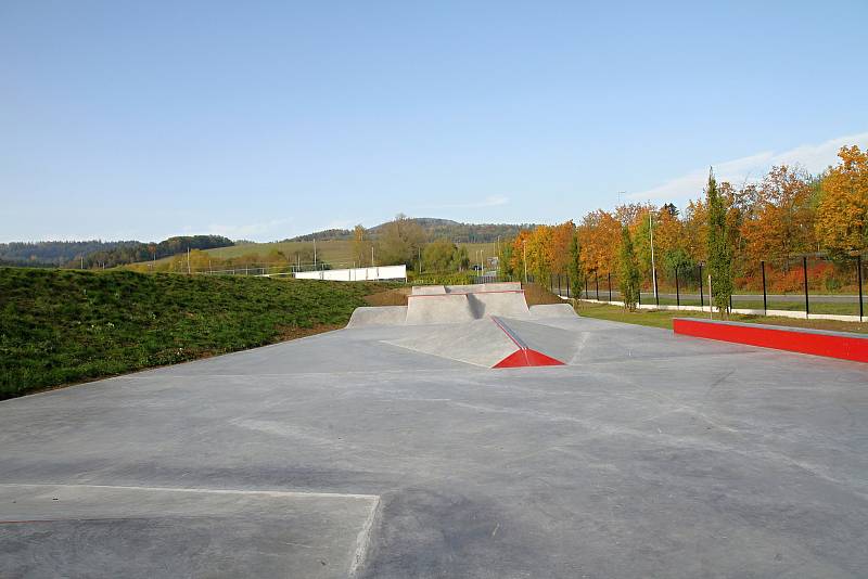 Nový skatepark vznikl u fotbalového stadionu ve Vrchlabí.