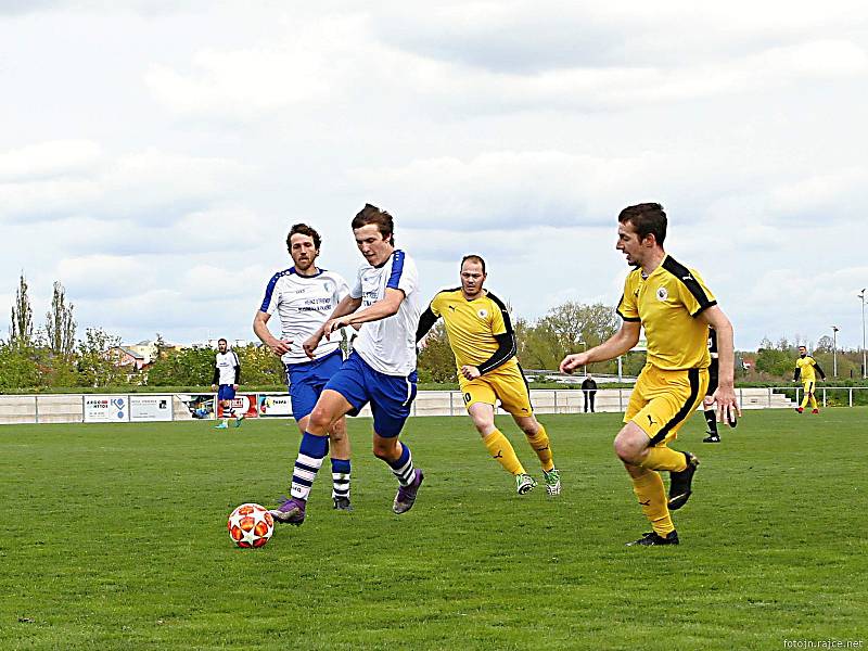 Hráči vrchlabské rezervy si ve 20. kole JAKO I. B třídy vyšlápli na favorita. Výhrou 2:0 sesadili  z druhého místa tabulky Novou Paku. O góly se postarali Vladimír Pokorný a Antonín Zajíc.