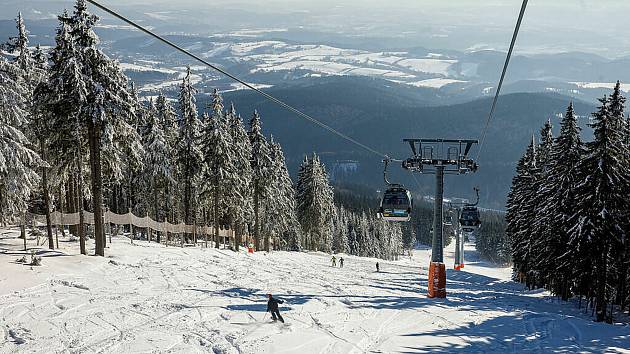 V Krkonoších jsou příznivé sněhové podmínky, na lyže či snowboard můžou už vyrazit i neočkovaní.