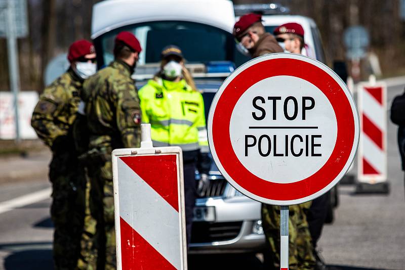 Policisté a vojáci střeží hraniční přechod v Malé Úpě.