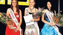 MISS STŘEDNÍ ZDRAVOTNICKÉ ŠKOLY se pro tento rok stala Nela Sejkorová, I. Vicemiss Petra Fousková (vlevo) a II. Vicemiss Kateřina Bludská (vpravo).