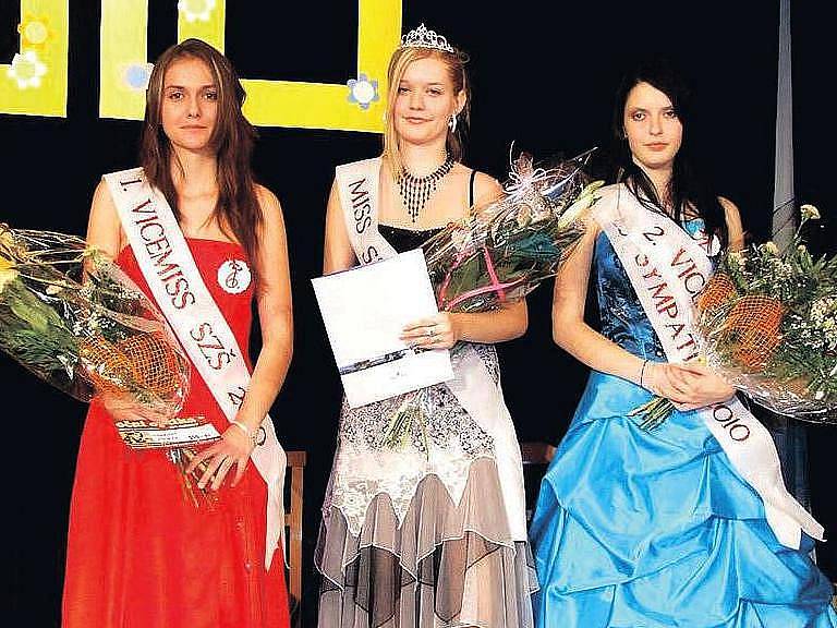 MISS STŘEDNÍ ZDRAVOTNICKÉ ŠKOLY se pro tento rok stala Nela Sejkorová, I. Vicemiss Petra Fousková (vlevo) a II. Vicemiss Kateřina Bludská (vpravo).