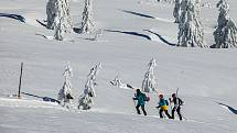 Slunečný víkend přilákal na hřebeny Krkonoš tisíce turistů, do terénu vyrazila řada skialpinistů.